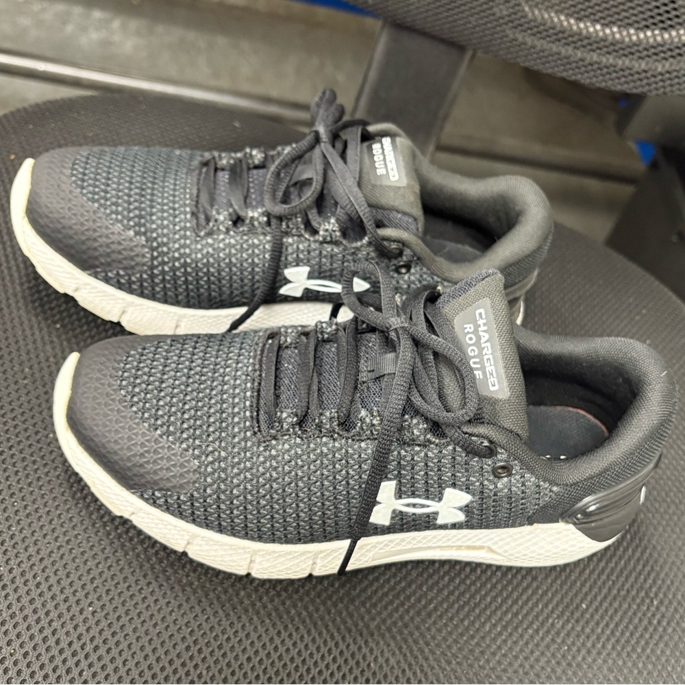 Under Armour Womens Charged Rogue 2.5     SIZE 7